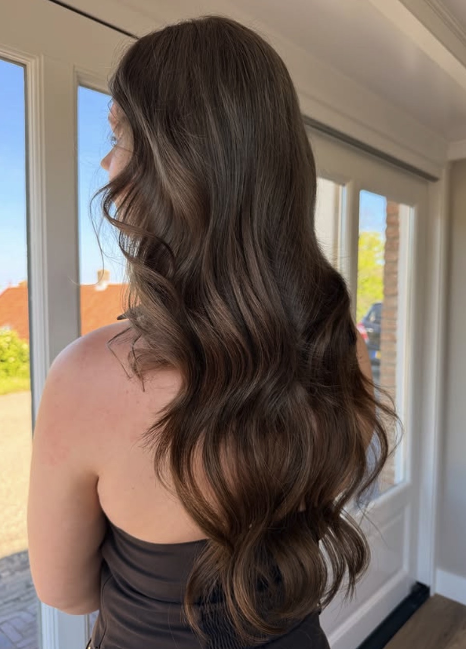 Lang haar na het plaatsen en stylen van extensions bij Favoriev