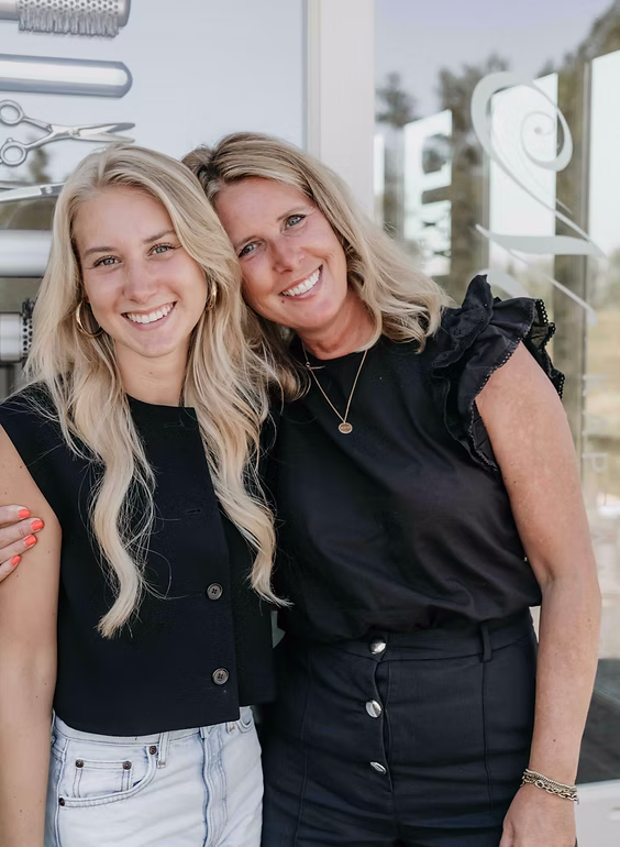 Twee vrouwen voor de salon