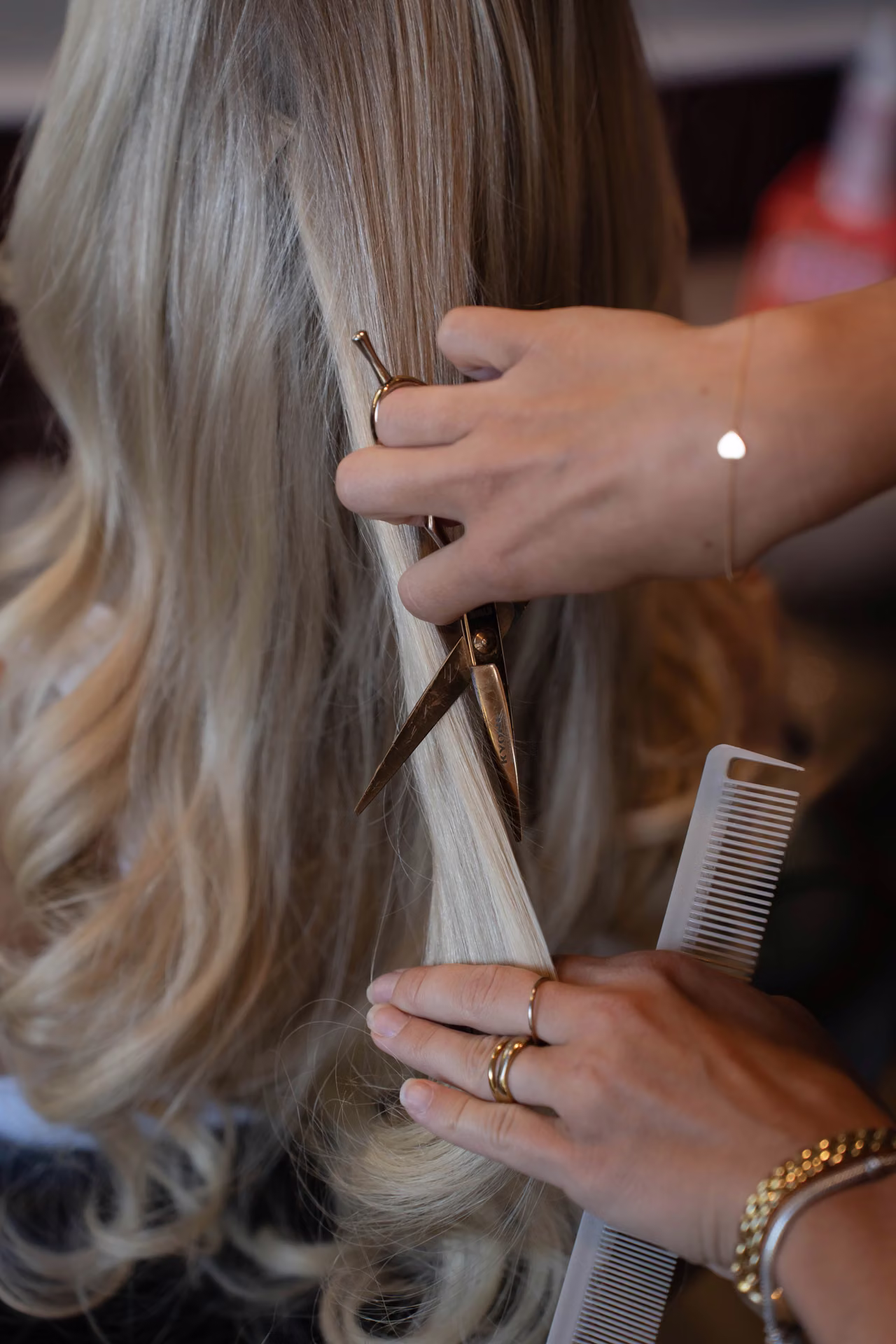 Fleur knipt blond haar zorgvuldig in model