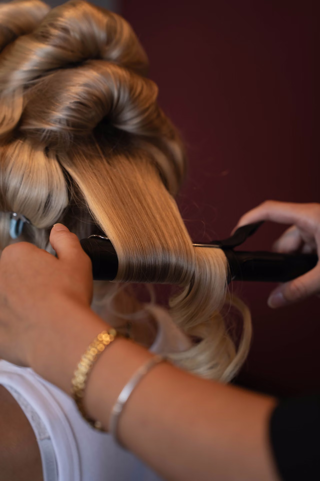 Blond haar wordt zorgvuldig geföhnd en gestyled