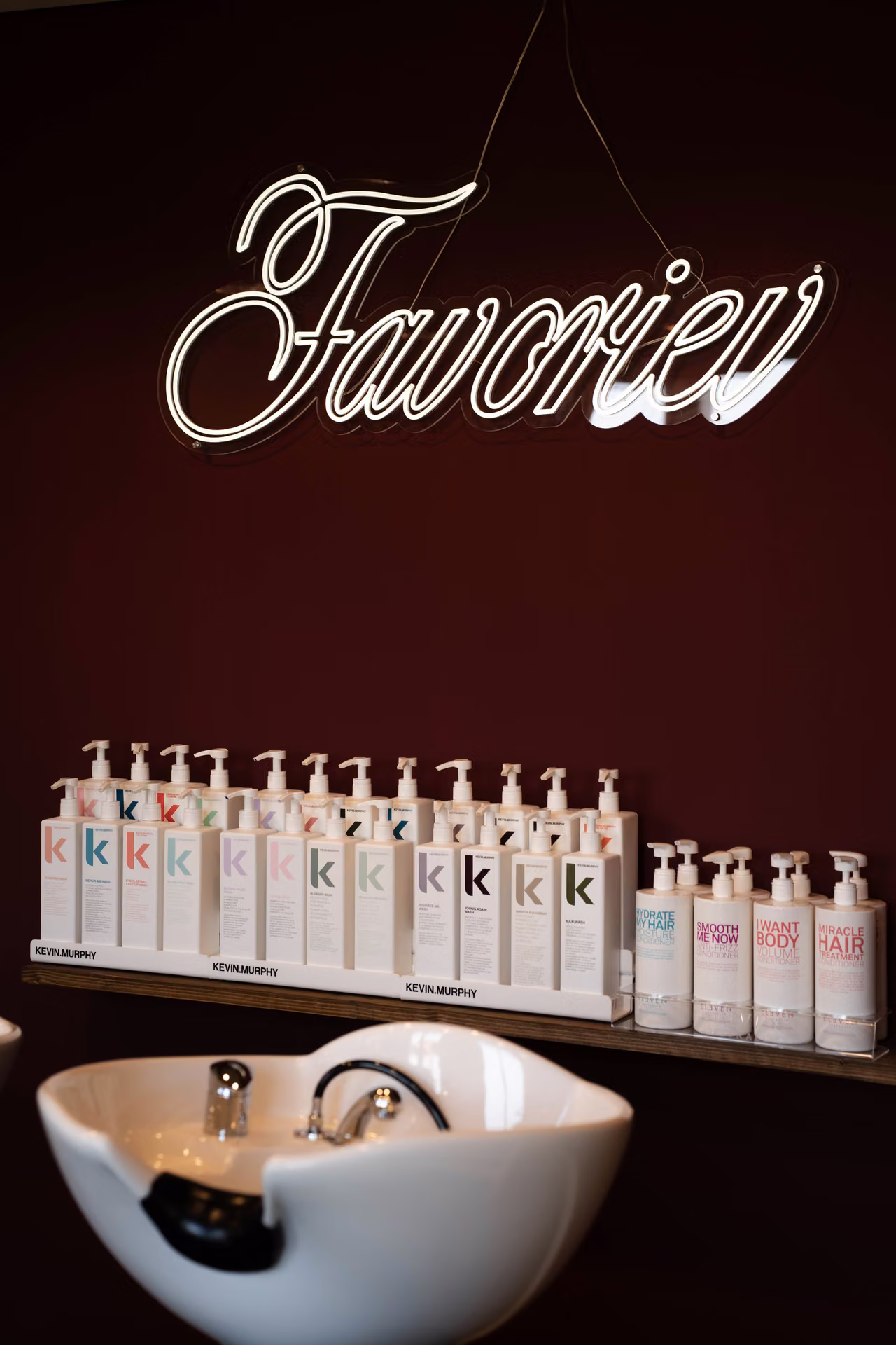 Bloemen en warme details in de salon van Favoriev