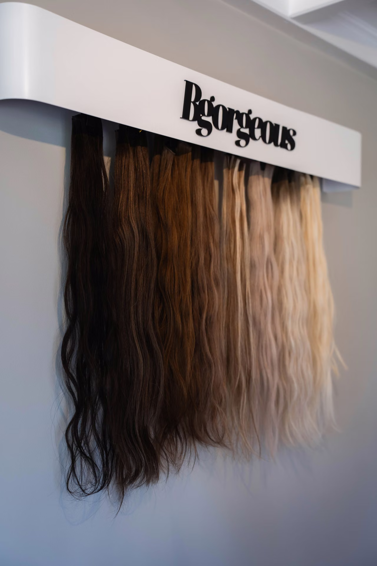 Lang blond haar na een extensionbehandeling bij Favoriev